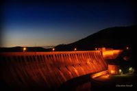 Staumauer bei Nacht